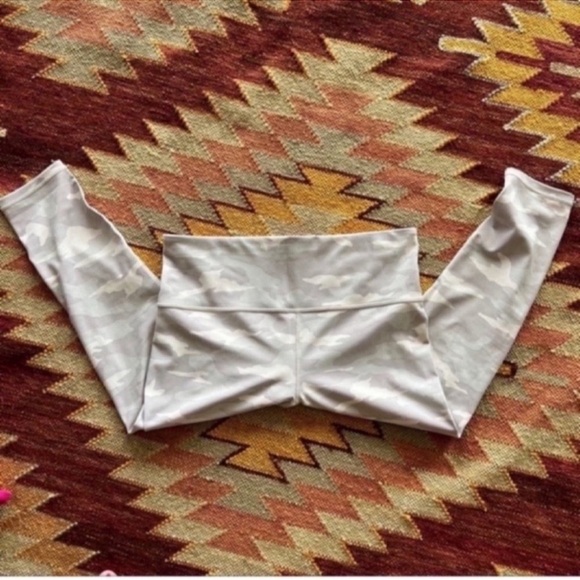 NWOT Athleta Elation 7/8 yoga athletic tights / leggings abalone grey camo print - Picture 9 of 12